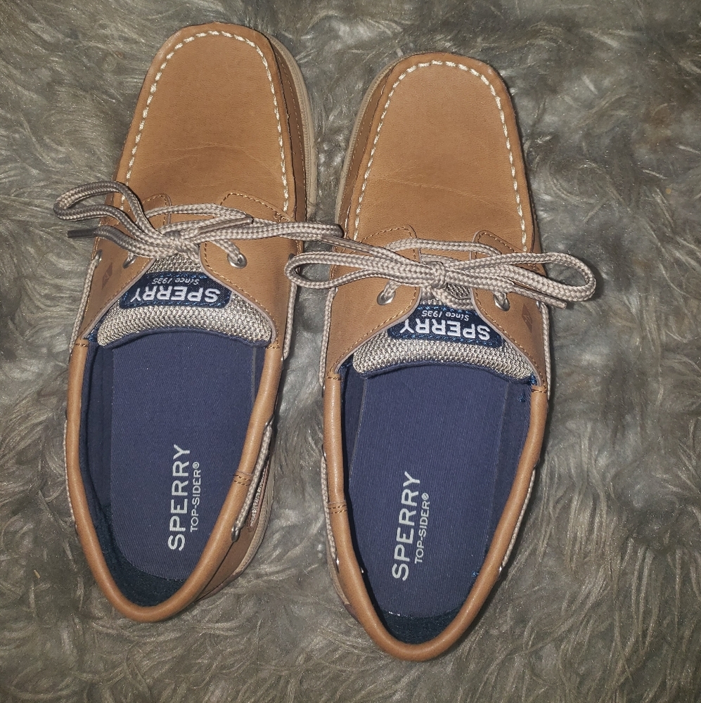 Boys Sperry size 4